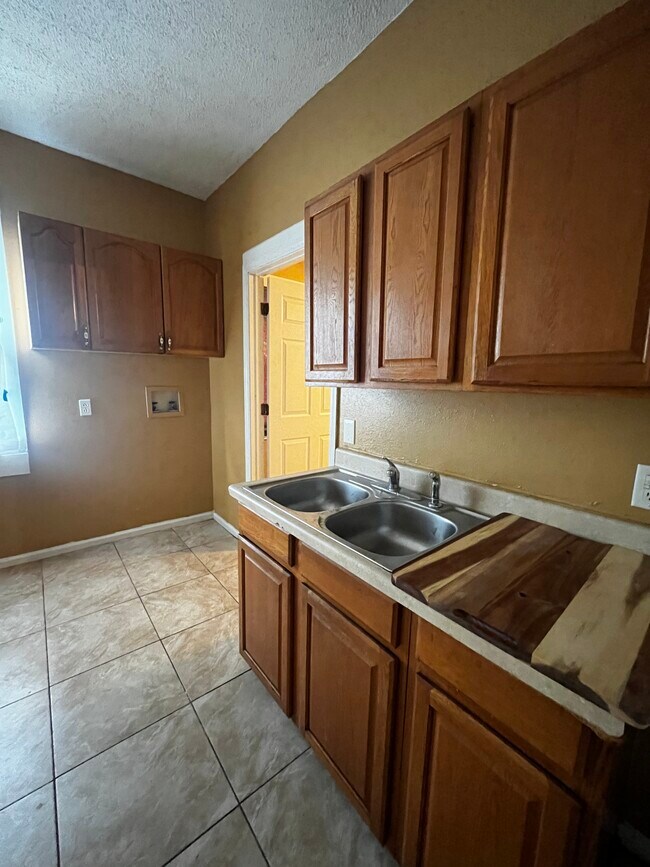 Building Photo - 2331 Saint Anthony St