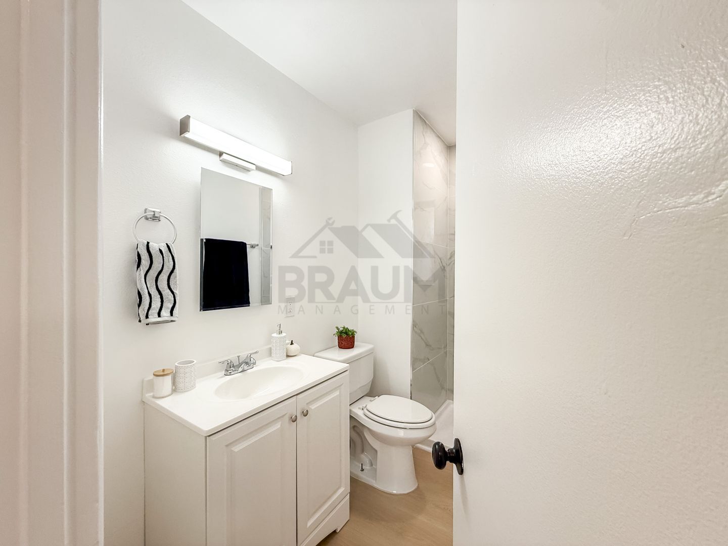 Building Photo - 13129 Oxnard St