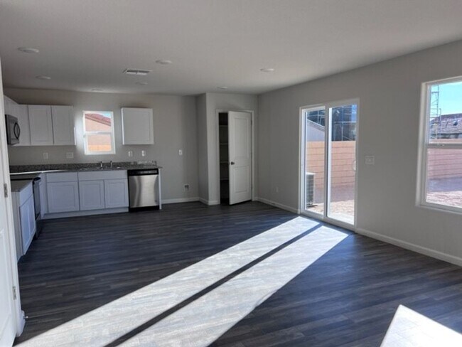 Building Photo - 3br 2Ba 2-Story Home with fenced yard and garage Near Golf Course, Rotary Park