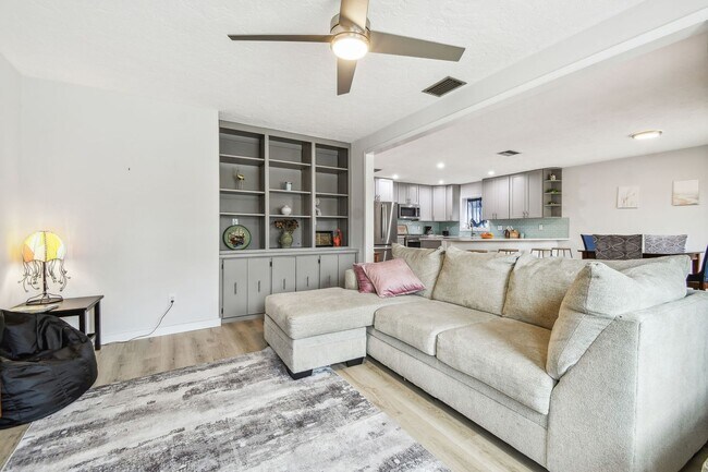 Building Photo - 2 Bedroom 2bathroom with Bonus Room in St....