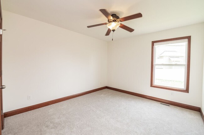Building Photo - 3 Bedroom / 2 Bathroom Home for Rent in Va...