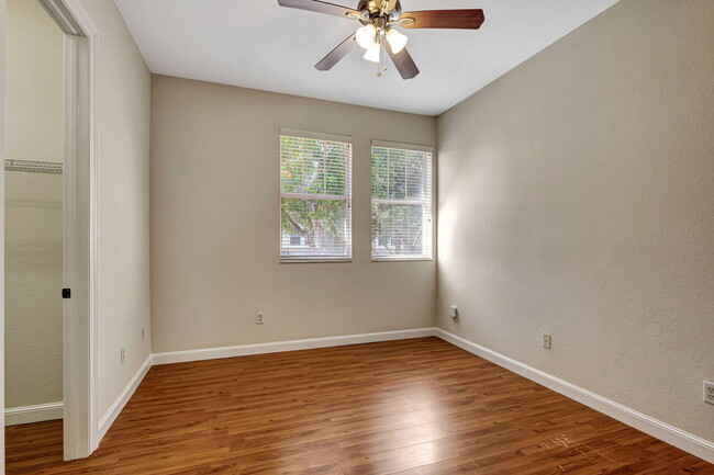 Building Photo - 975 Millbrae Ct