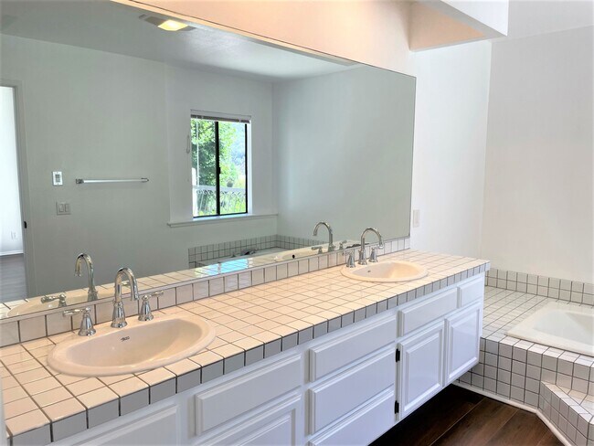 Building Photo - 1450 Palisades Dr