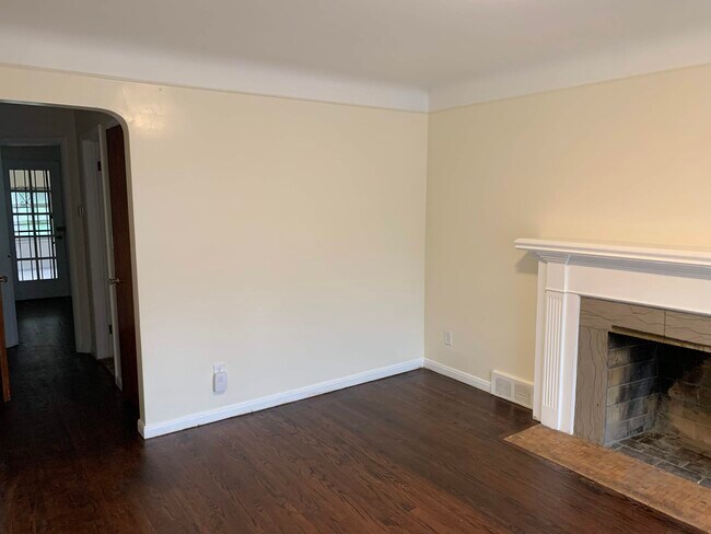 Building Photo - 17241 Shaftsbury Ave