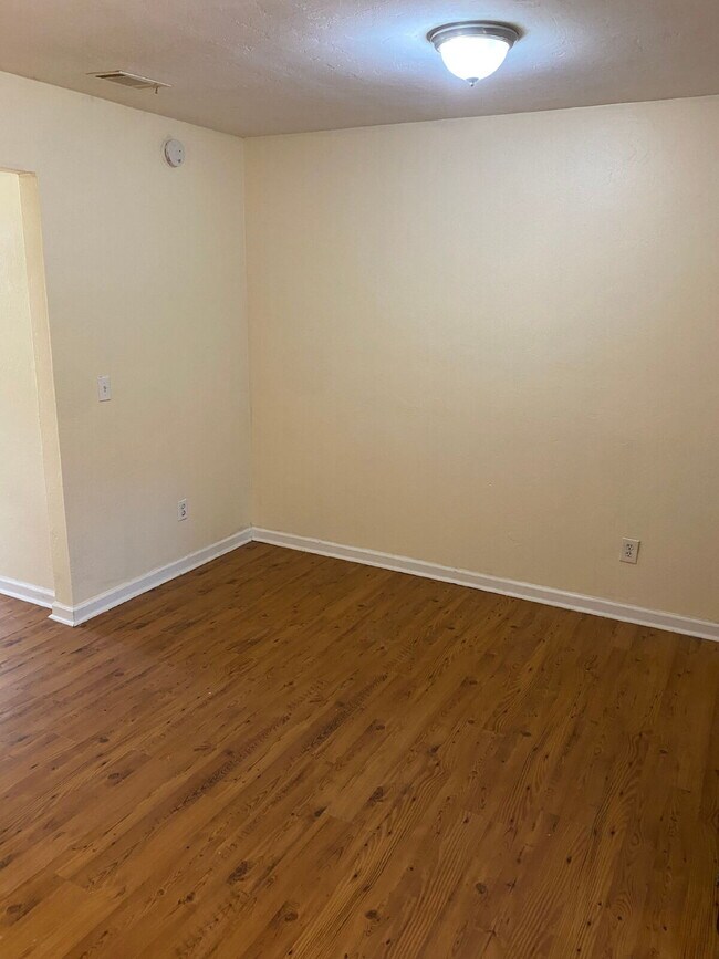 Building Photo - Gorgeous 3 Bedroom 2 Bathroom Single-Family!