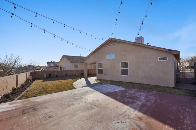 Building Photo - House For Rent | 4-Bed 2-Bath | 2-Car Garage | Rio Rancho SE | Large Backyard |