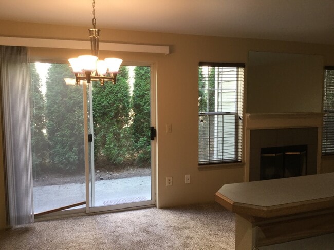 Building Photo - Modern 3-Bedroom Townhome in Prime Everett Location