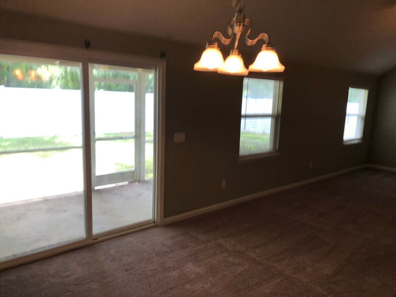 Building Photo - 304 Gary Cir