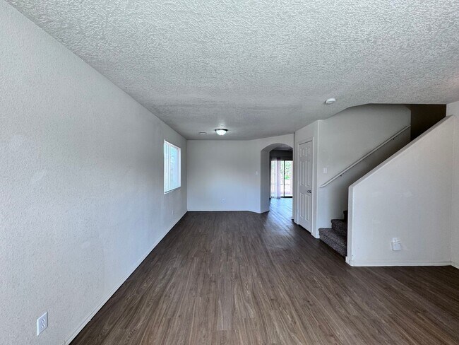 Building Photo - 4 bedroom 2.5 bath home-New Flooring