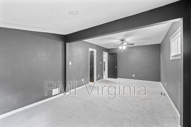 Building Photo - 1021 Mineola Dr