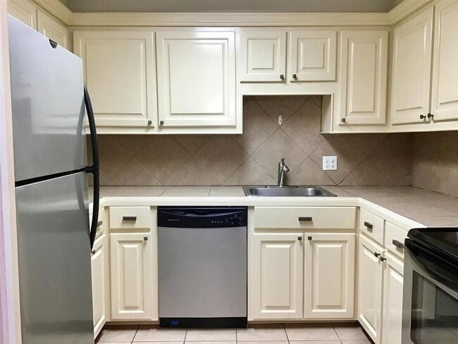 Building Photo - 5155 Wayneland Dr