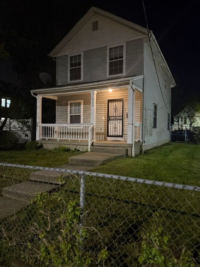 Building Photo - 662 E 125th St