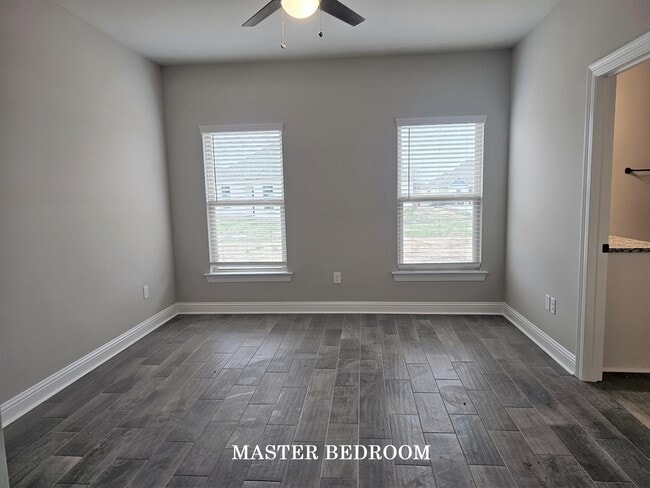 Building Photo - 706 Venecia Dr