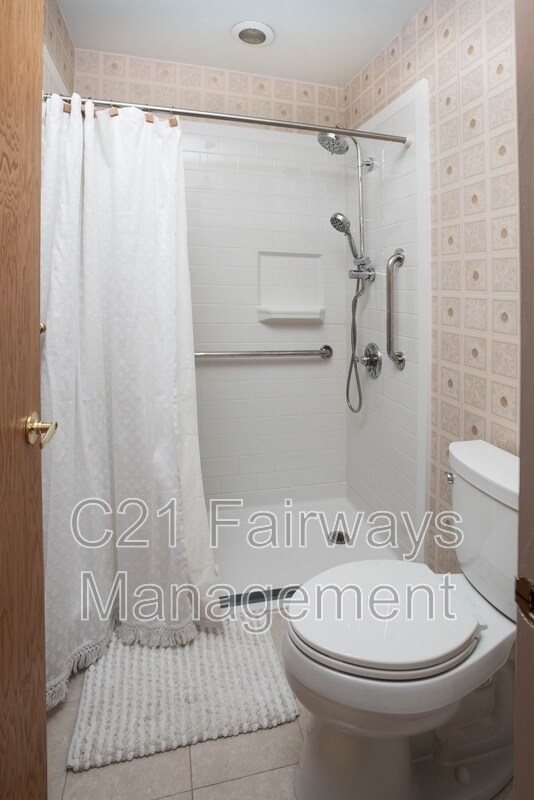 Building Photo - 804 Fairways Dr