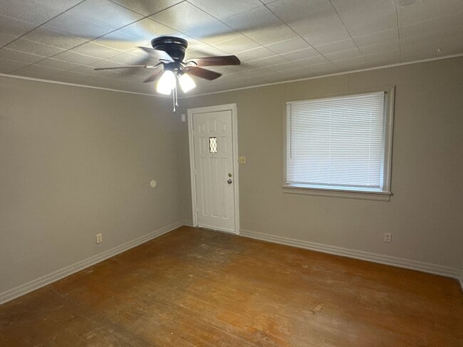 Building Photo - 3 Bedroom, 2 Bathroom updated home for $995!