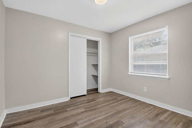 Building Photo - Midtown Living with Modern Conveniences – Prime Little Rock Location!
