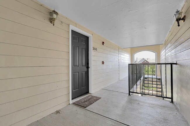 Building Photo - $1,695, 2-bed, 1.5 bath located in Aurora with a 1 car detached garage