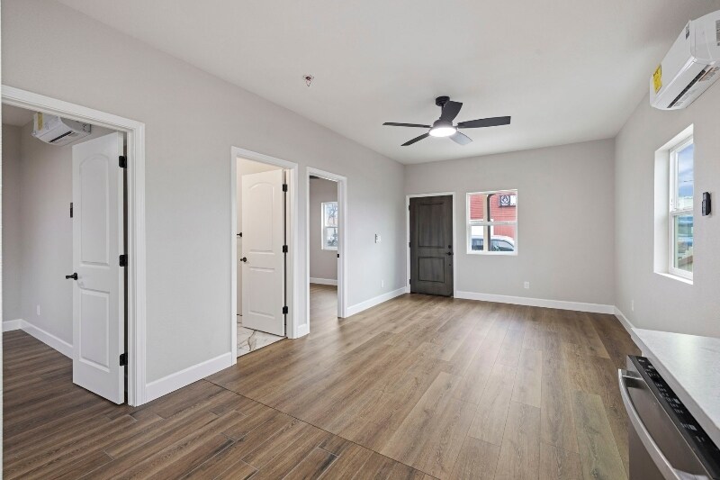 Building Photo - 619 S Sacramento St