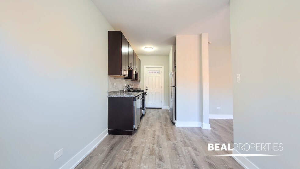 Building Photo - 622 W Cornelia Ave