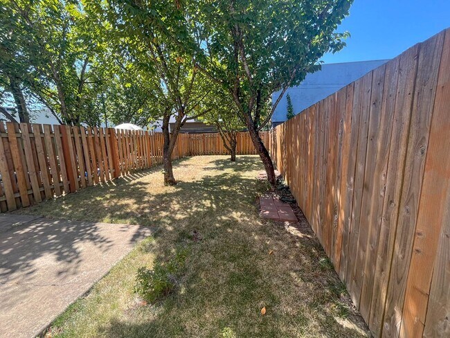 Building Photo - Charming SE Portland Home in a Central, Accessible Location