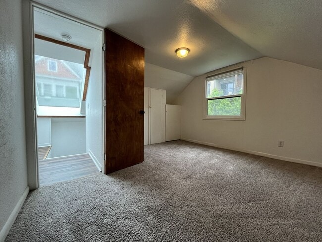 Building Photo - Large NW Portland Home Near Shops & Restaurants with Finished Basement & Bay Windows