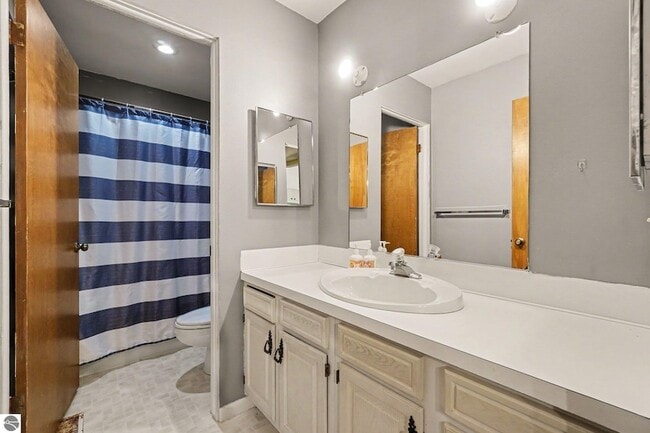 Building Photo - 983 Meadowbrook Dr