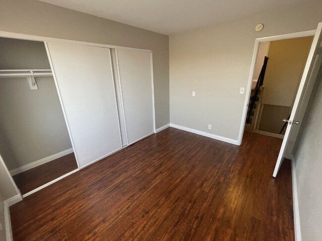 Building Photo - 3 Bed/ 2.5.Ba 2 story townhome , Gated Com...