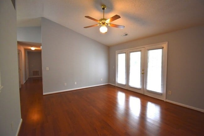 Building Photo - 2 bedroom 2 bath unit ready for you to mov...