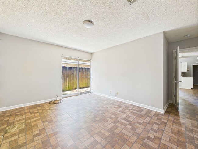 Building Photo - 513 Fox Run Ave