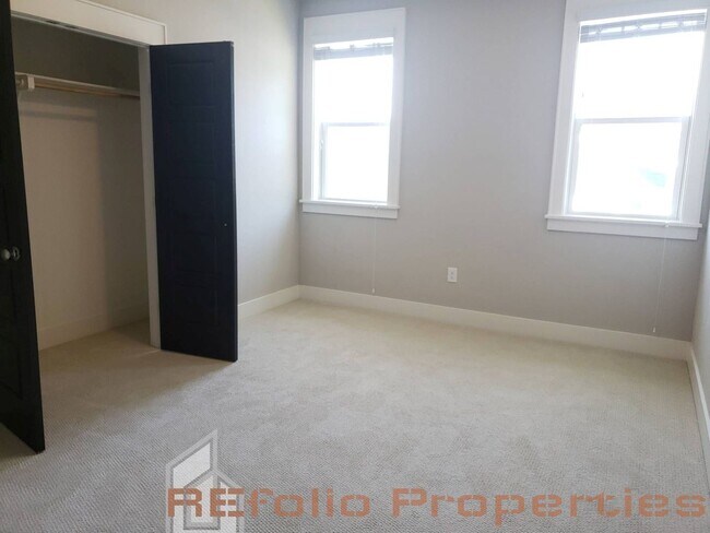 Building Photo - 413 Ancient Oaks Dr