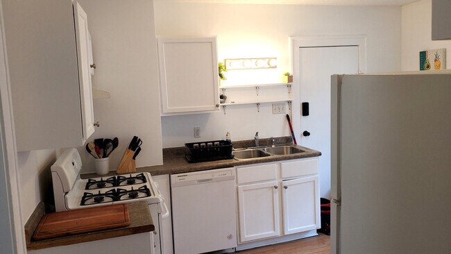 Building Photo - 1916 N Oliver Ave