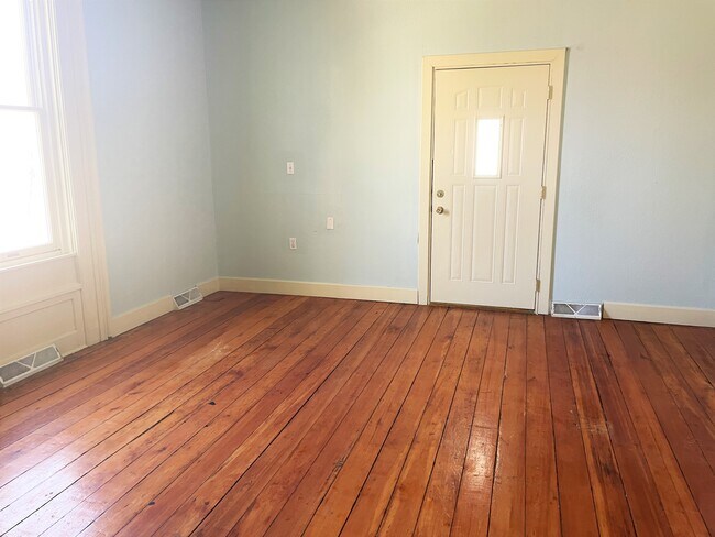 Building Photo - 504 W Irving Ave