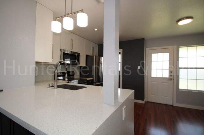 Building Photo - Beautiful 2 Bedroom, 1.5 Bath Townhouse