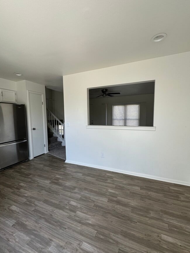 Building Photo - Spacious & Bright updated 3 bed 2 bath