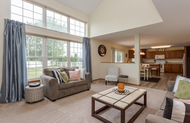 Building Photo - Large 4 bedroom with office space, Springf...