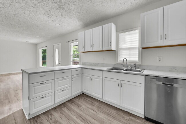Building Photo - Charming 2-bed 1-bath home minutes from shopping, APSU, and dining.