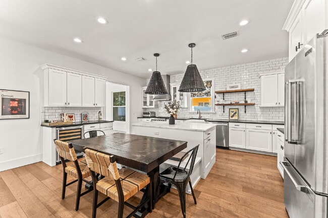 Building Photo - Experience Elegance and Comfort: Spacious ...