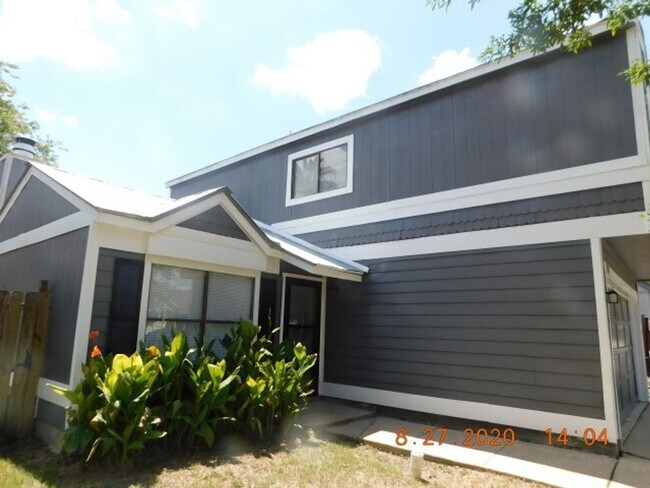 Building Photo - Nice 3 bedrooms, 2 full baths with half ba...