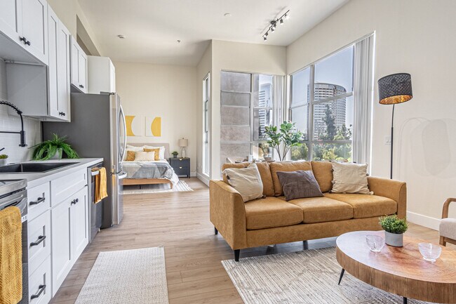 Primary Photo - 555 Front St