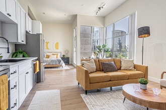 Building Photo - 555 Front St