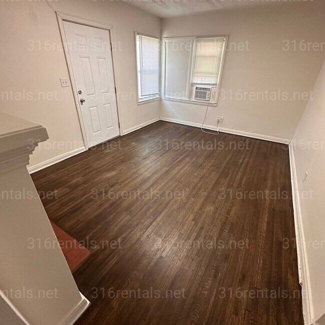 Building Photo - $525 - 1 bed 1 bath - Duplex