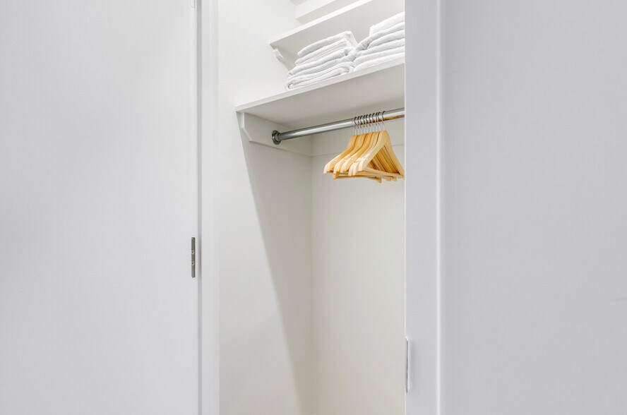 Building Photo - 340 E 51st St