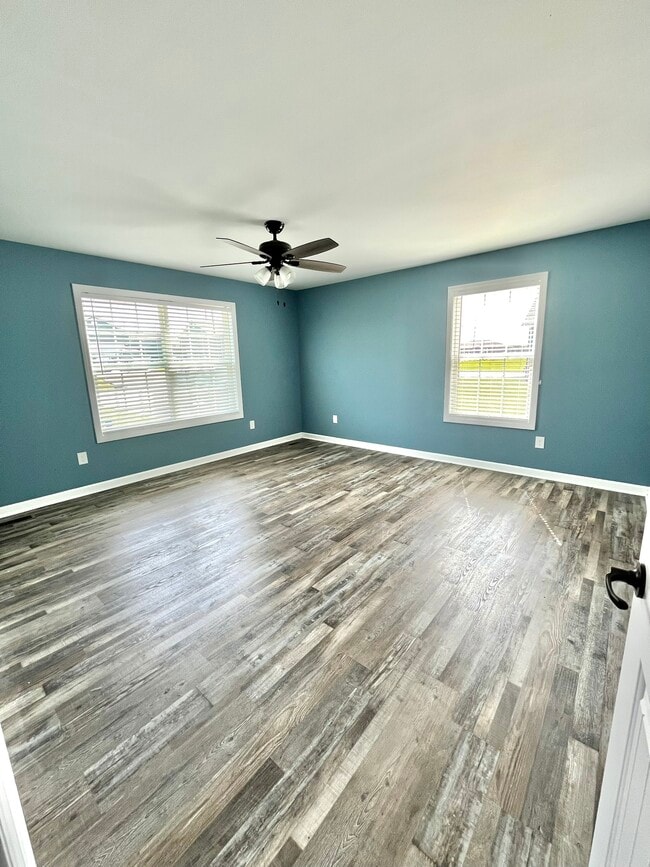Building Photo - 605 Strawberry Dr