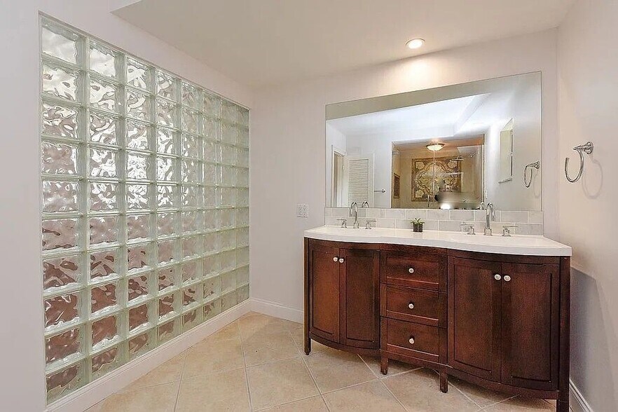 Building Photo - 2608 Sheridan Dr