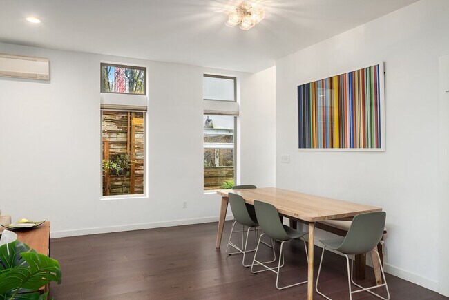 Building Photo - North Beacon Hill Townhome Living!