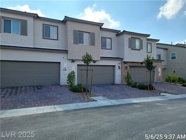 Building Photo - BRAND NEW 3 BED, 2.5 BATH TOWNHOME IN NW L...