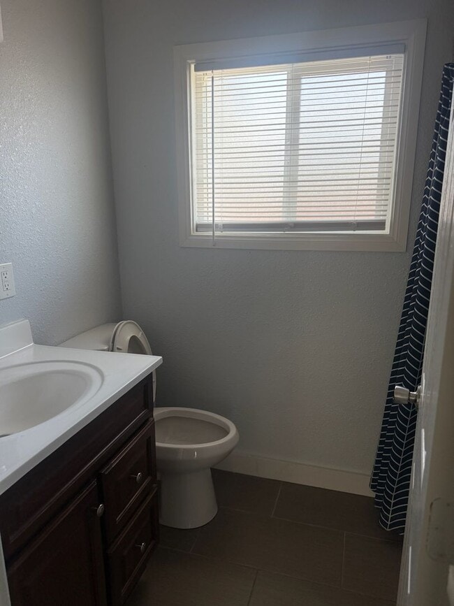 Building Photo - Beautiful and Well Kept 3-Bedroom House fo...