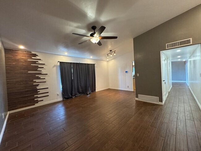 Building Photo - 1016 E Cottonwood Dr