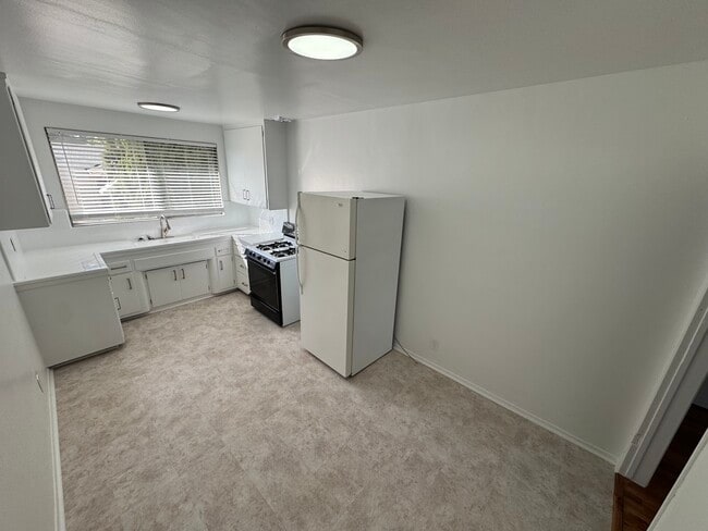 Building Photo - 5420 Russell Ave