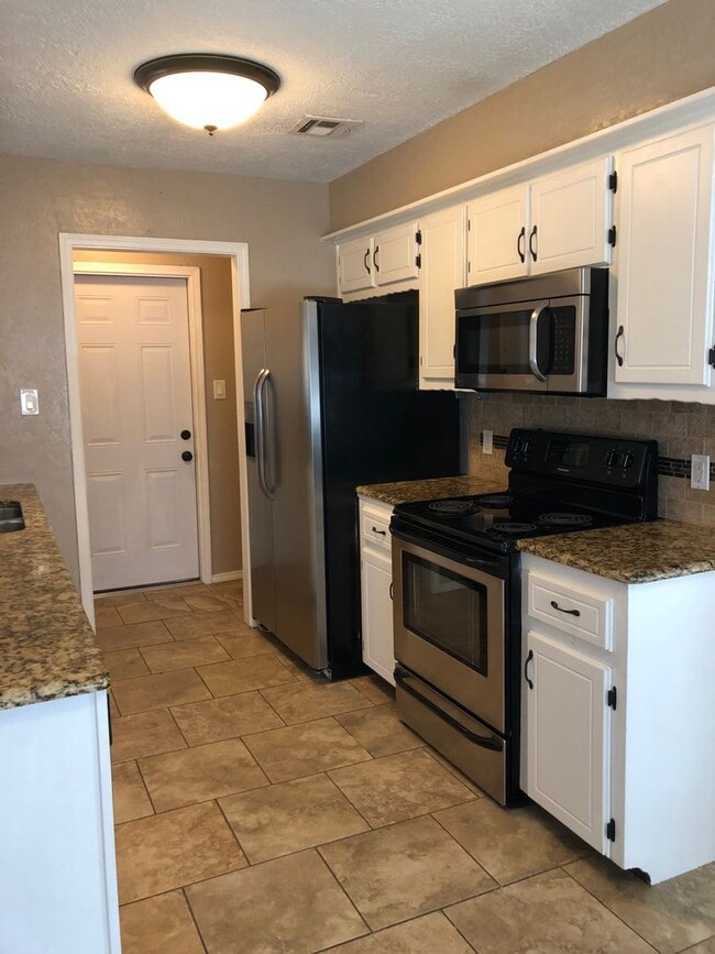 Building Photo - 5510 NW Cottonwood Dr
